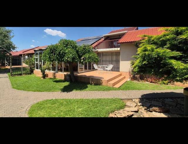 8 BEDROOM HOUSE FOR SALE IN DAN PIENAAR